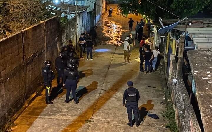 EJECUTAN A PAREJA; SU HIJO ESTÁ GRAVE