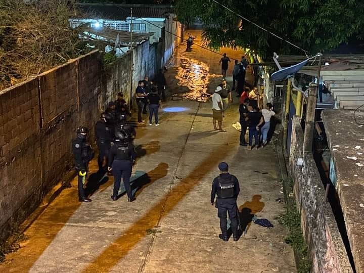 EJECUTAN A PAREJA; SU HIJO ESTÁ GRAVE