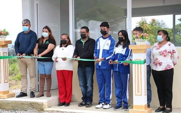 ALCALDE DE CHOCAMÁN ENTREGA AULA EN SECUNDARIA