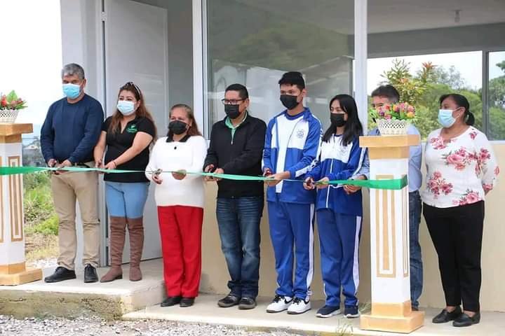 ALCALDE DE CHOCAMÁN ENTREGA AULA EN SECUNDARIA