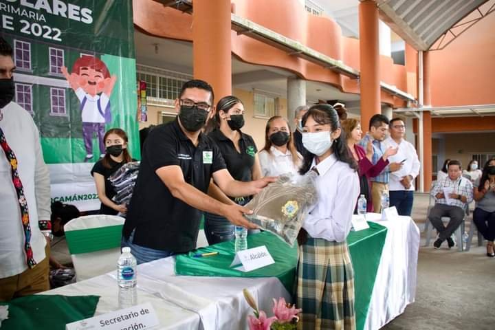 CONCLUYE ENTREGA DE UNIFORMES EN CHOCAMÁN