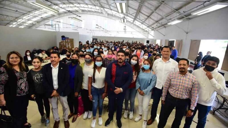 ENTREGAN 126 PLAZAS EN EDUCACIÓN BÁSICA Y MEDIA SUPERIOR