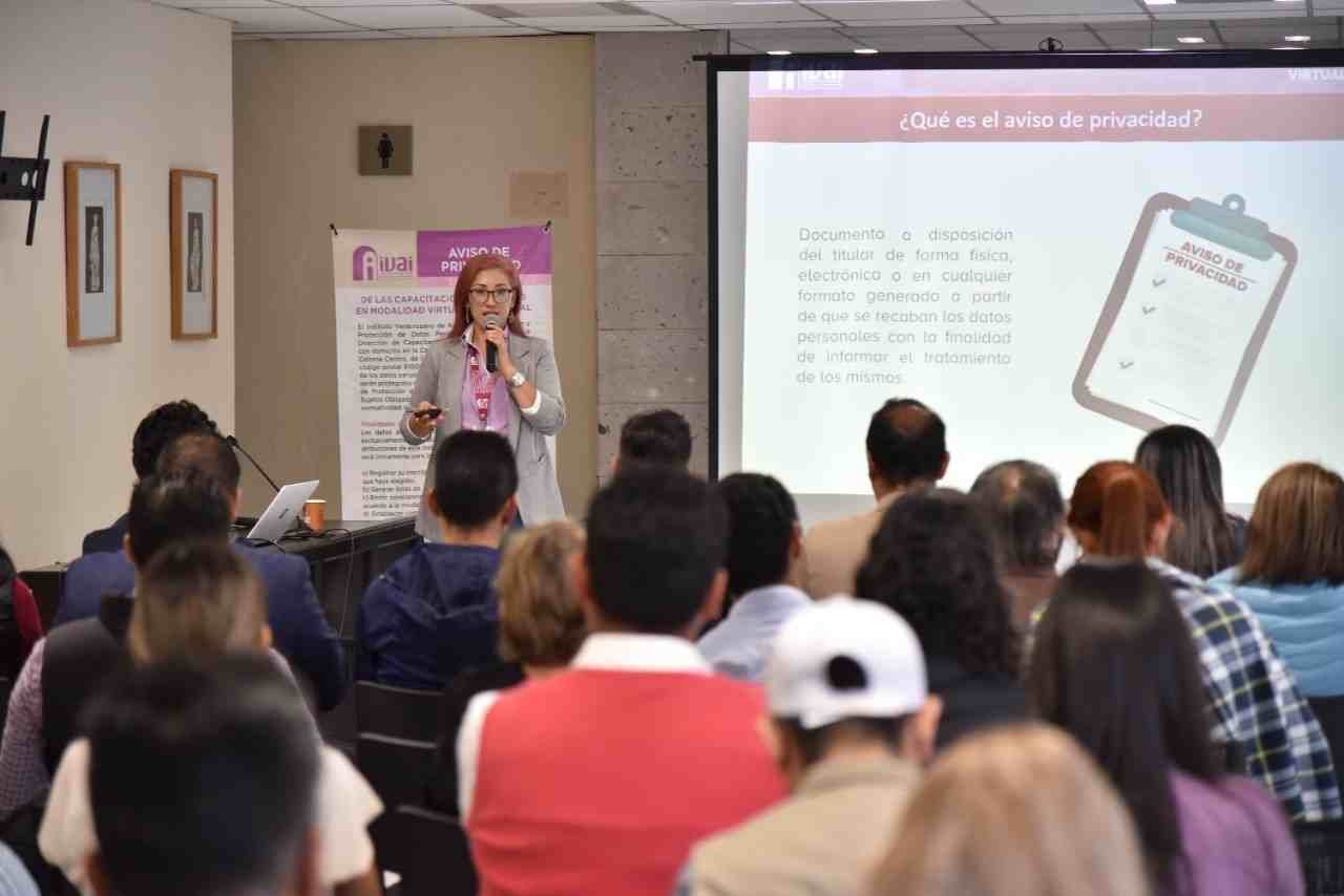 SE CAPACITAN EN EL CONGRESO EN PROTECCIÓN DE DATOS PERSONALES