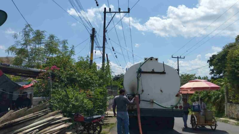 AYUNTAMIENTO ABASTECE DE AGUA A POBLACIÓN A TRAVÉS DE PIPAS