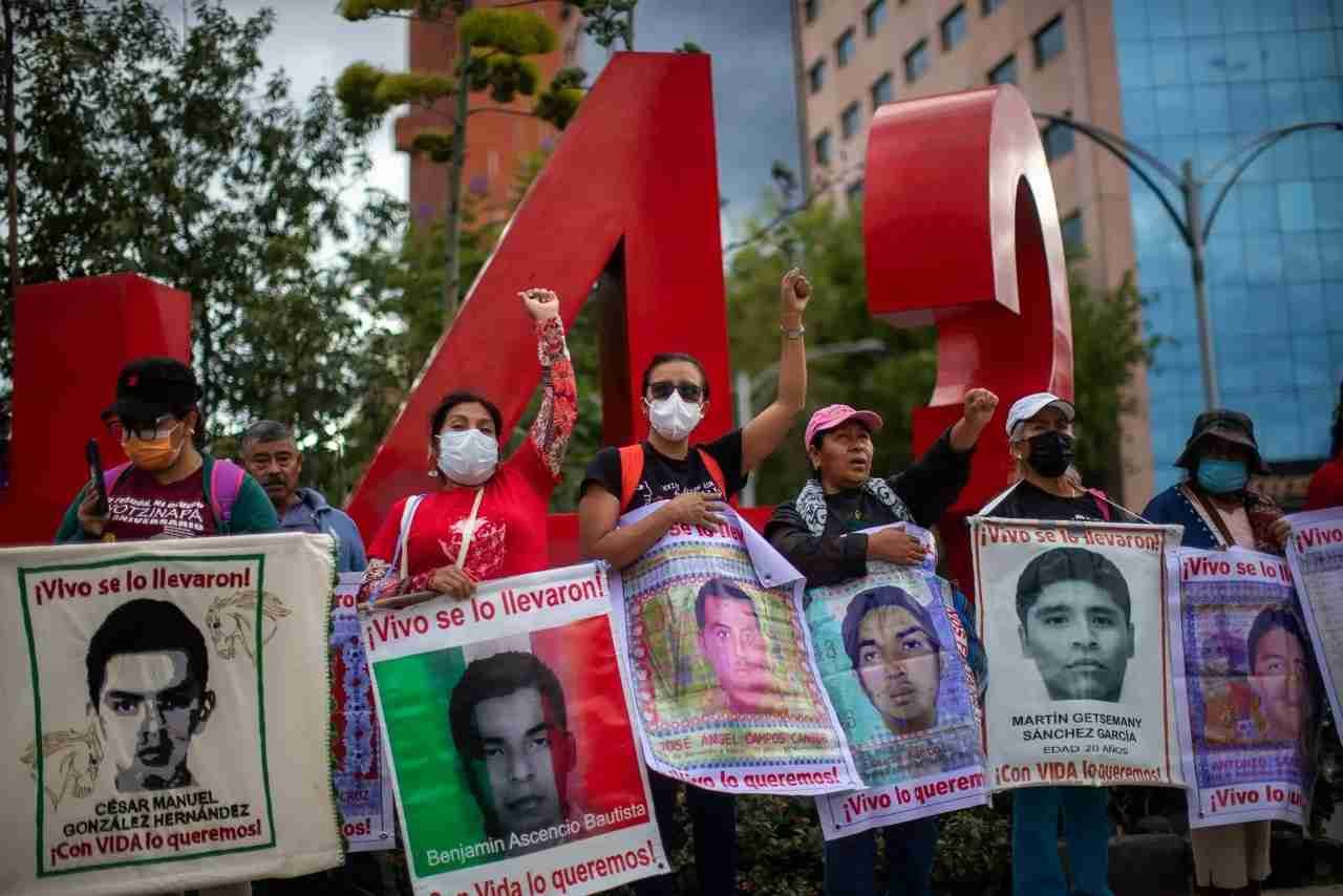 AMLO SE DISCULPA CON PADRES DE NORMALISTAS DE AYOTZINAPA POR FILTRACIÓN DEL INFORME