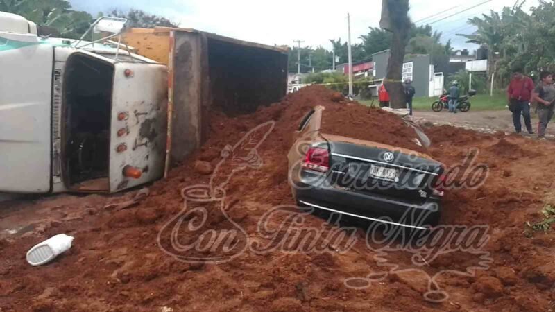 VUELCA CAMIÓN Y SEPULTA VENTO