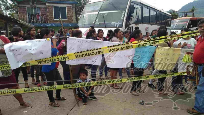 BLOQUEAN CARRETERA A TETLA