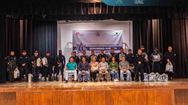 ENTREGAN UNIFORMES A POLICÍA MUNICIPAL