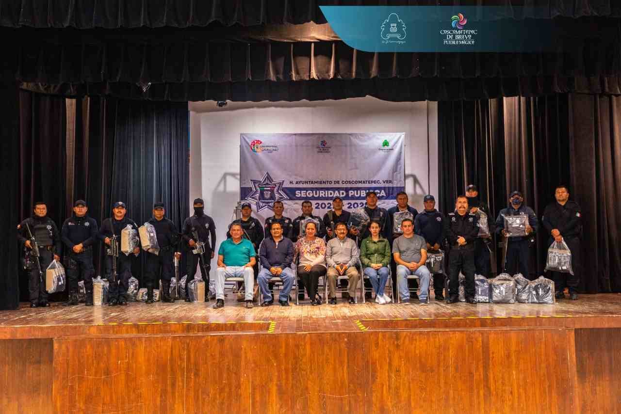 ENTREGAN UNIFORMES A POLICÍA MUNICIPAL