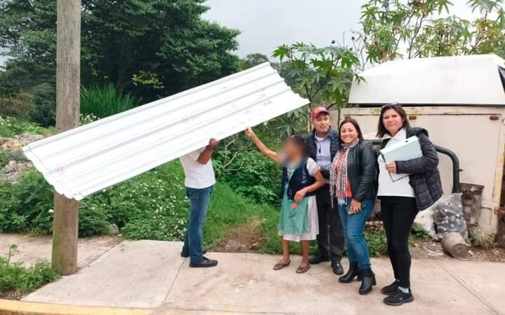 ENTREGAN APOYOS DE VIVIENDA EN HUATUSCO