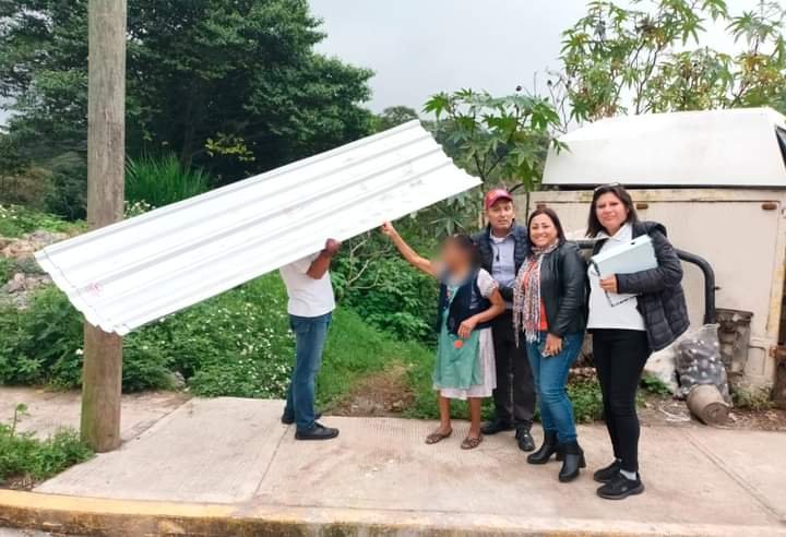 ENTREGAN APOYOS DE VIVIENDA EN HUATUSCO