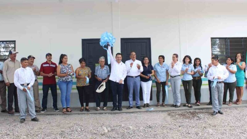 INAUGURA RAFAEL LÓPEZ AULAS EN LA REPRESA