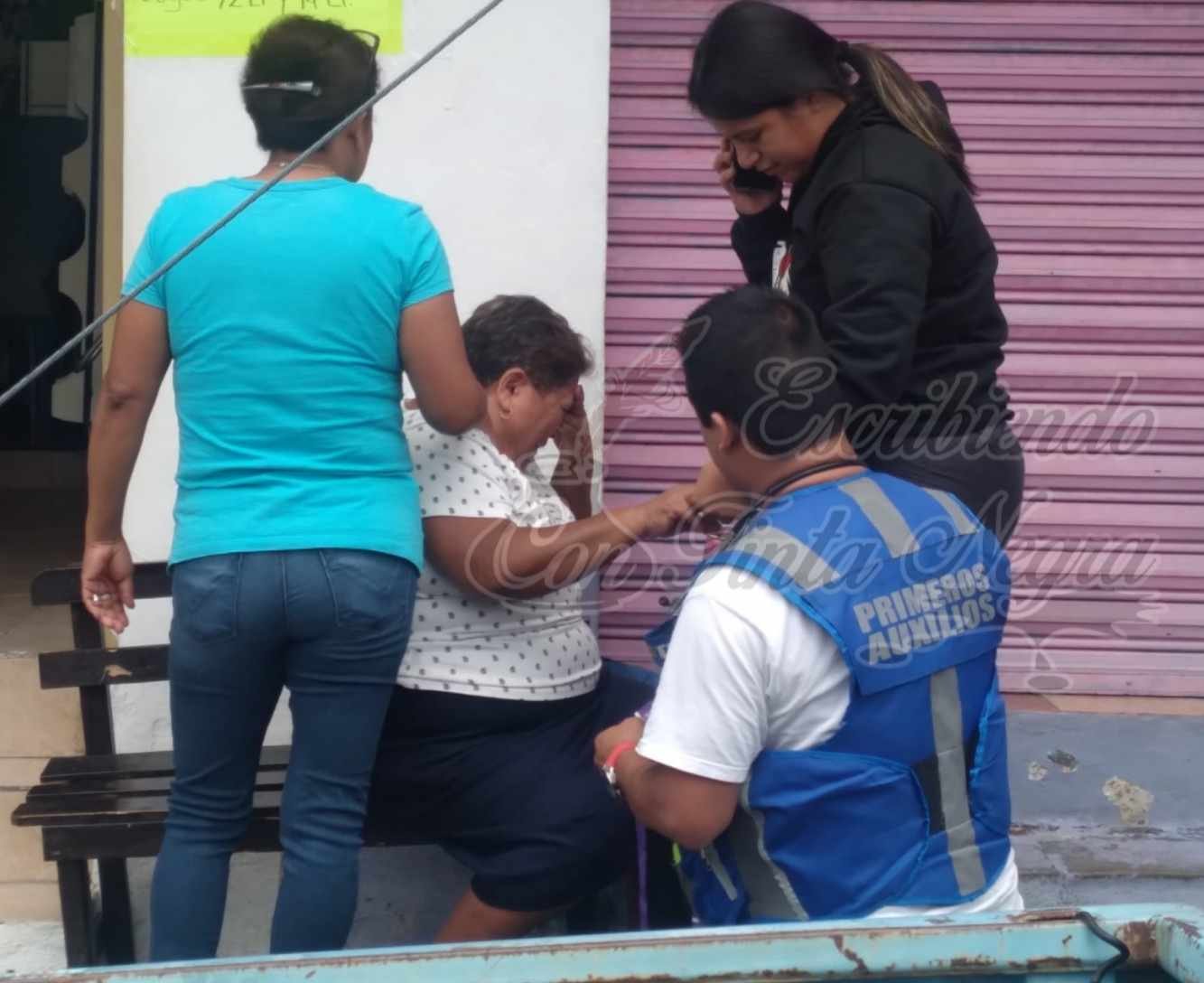 ASALTAN A MUJER; LE QUITAN 90 MIL