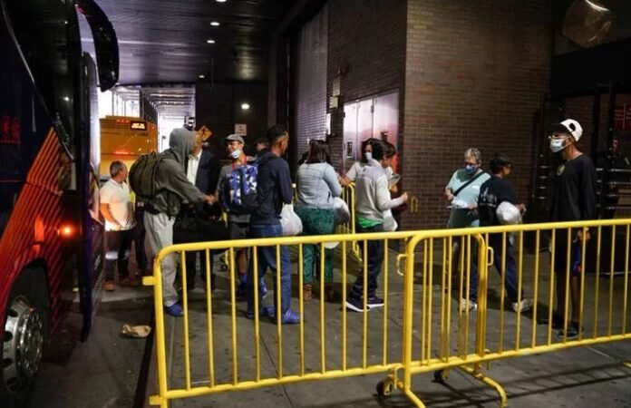 NUEVA YORK DECLARA ESTADO DE EMERGENCIA ANTE LA LLEGADA DE MILES DE MIGRANTES