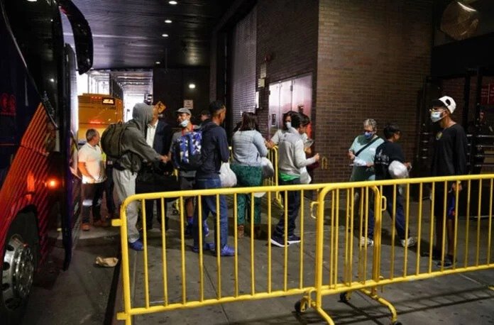 NUEVA YORK DECLARA ESTADO DE EMERGENCIA ANTE LA LLEGADA DE MILES DE MIGRANTES