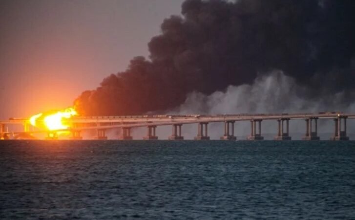EXPLOSIÓN EN PUENTE DE CRIMEA DAÑA RUTA CLAVE PARA RUSIA