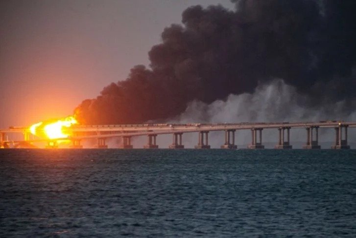EXPLOSIÓN EN PUENTE DE CRIMEA DAÑA RUTA CLAVE PARA RUSIA