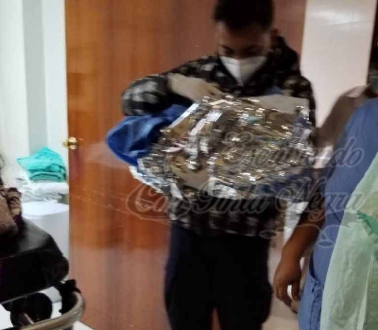 JOVEN DA A LUZ A BORDO DE CAMIONETA