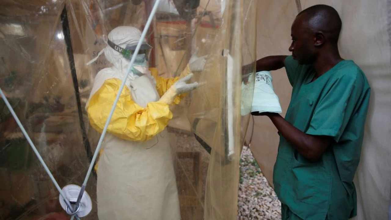 CONFIRMAN TRES CASOS POSITIVOS DE ÉBOLA EN UN HOSPITAL DE UGANDA