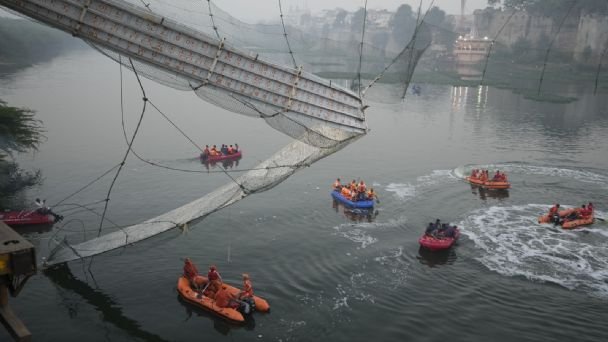 EMPRESA QUE HACE RELOJES DIO MANTENIMIENTO AL PUENTE COLAPSADO EN LA INDIA