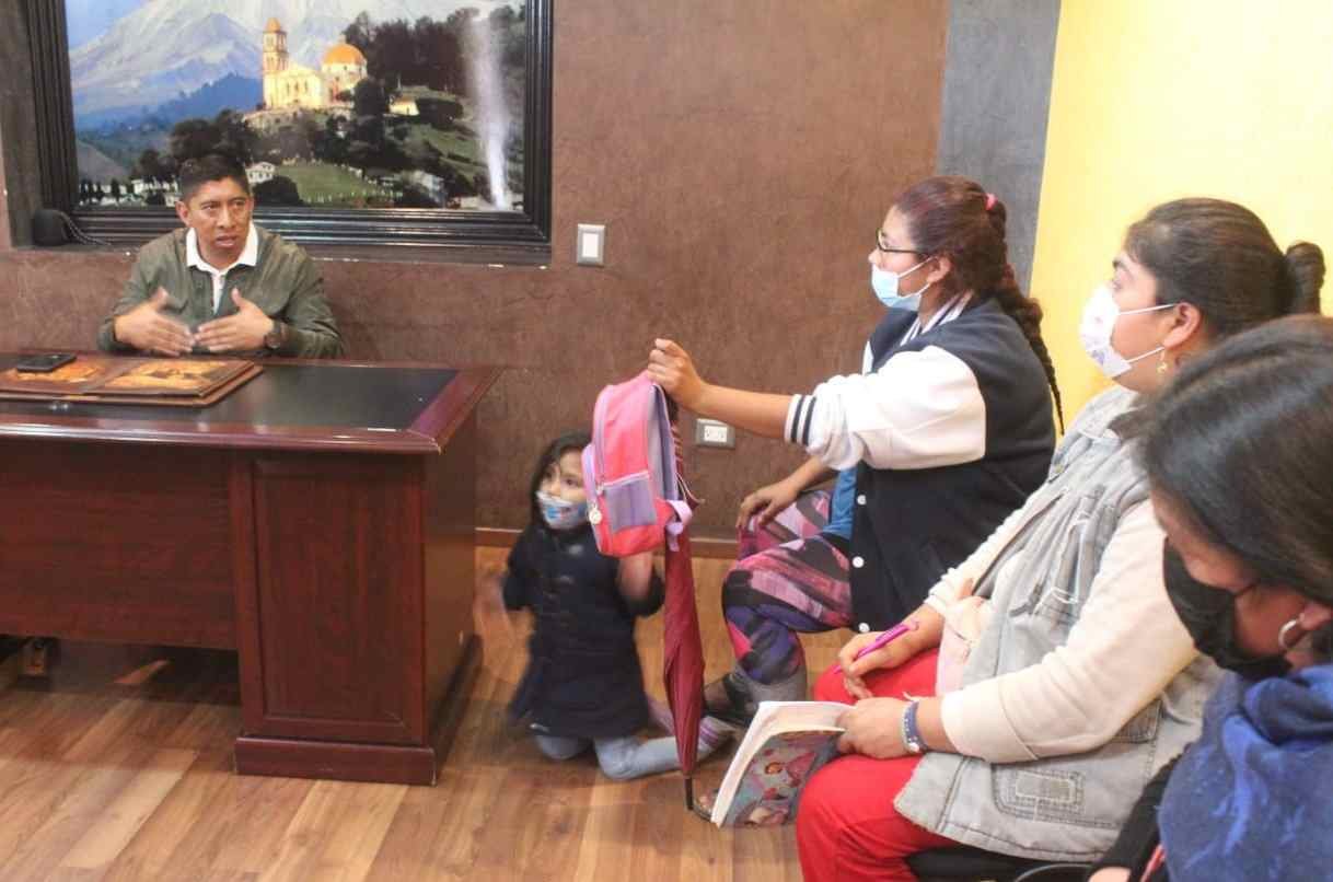 OFRECE ALCALDE DE ALPATLÁHUAC APOYO A KINDER DE AYAHUALULCO