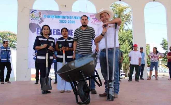 ENTREGA ALCALDE DE ZENTLA PAQUETES AGRÍCOLAS