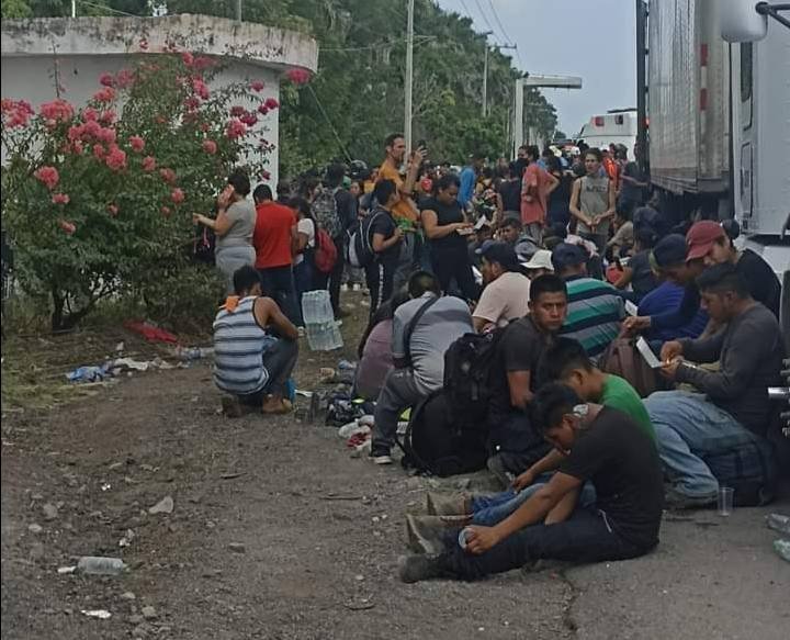 CHOCA TRÁILER; TRANSPORTABA 126 MIGRANTES