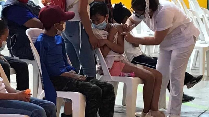 VACUNAN A MENORES EN ALPATLÁHUAC
