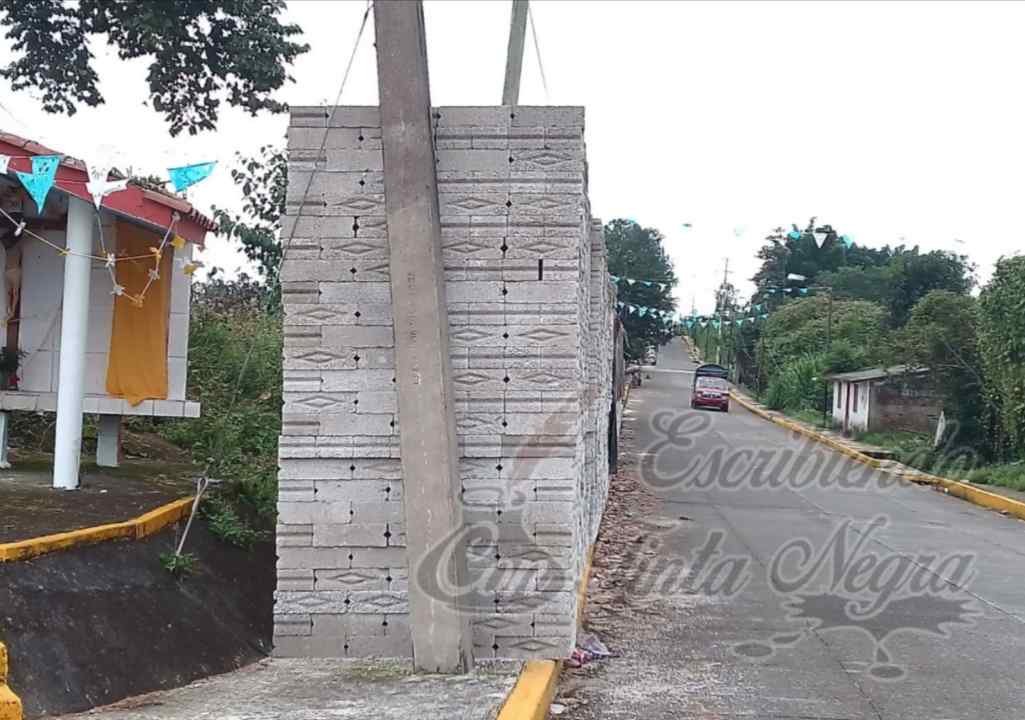 EX “SUSPIRANTE” A ALCALDE SE ADUEÑA DE LAS BANQUETAS