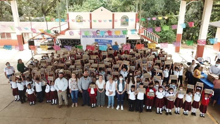 CONTINÚA ENTREGA DE ZAPATOS A ESTUDIANTES DE COMAPA