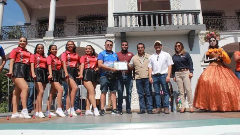 RECIBE GERARDO ROSALES VICTORIA EXHIBICIÓN DE BANDAS MUSICALES DEL SALVADOR