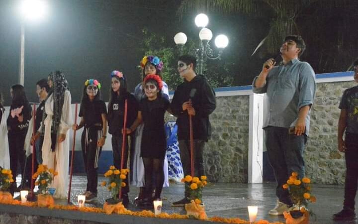 PRESENTAN “MÁS VIVOS QUE MUERTOS” EN COMAPA