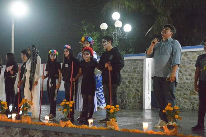 PRESENTAN “MÁS VIVOS QUE MUERTOS” EN COMAPA