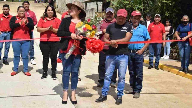 INAUGURA ALCALDESA CALLE EN IXCAPANTLA