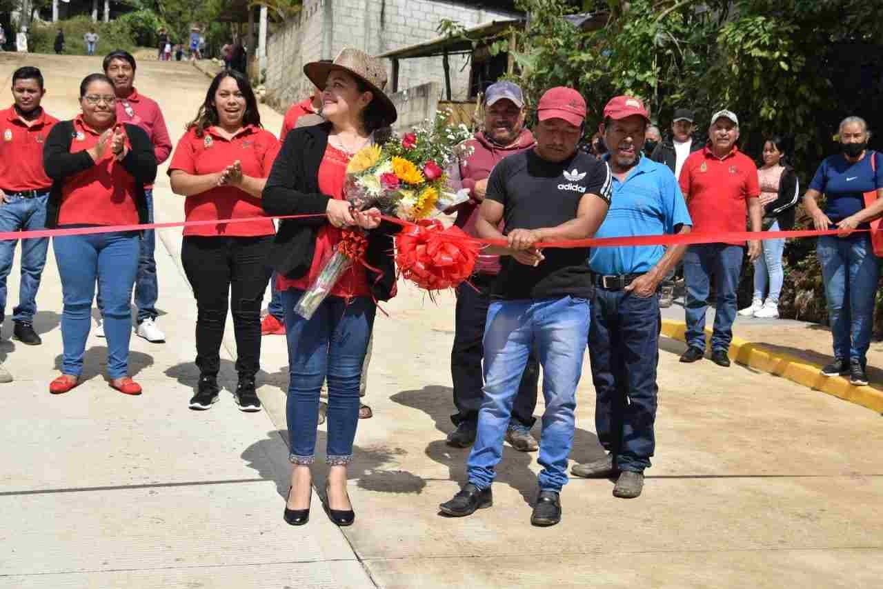 INAUGURA ALCALDESA CALLE EN IXCAPANTLA
