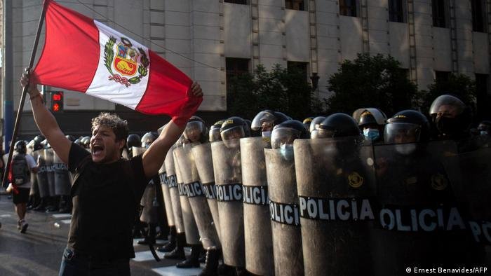 MARCHAN EN PERU PARA PEDIR RENUNCIA DE PEDRO CASTILLO A LA PRESIDENCIA