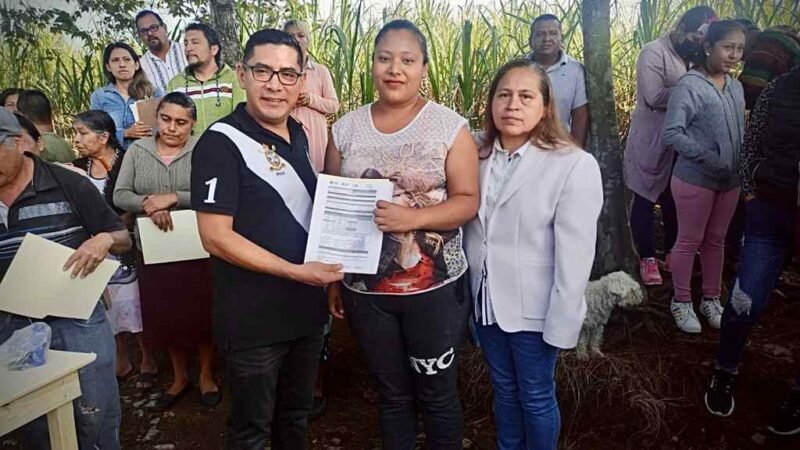 ENTREGA ALCALDE CÉDULAS CATASTRALES