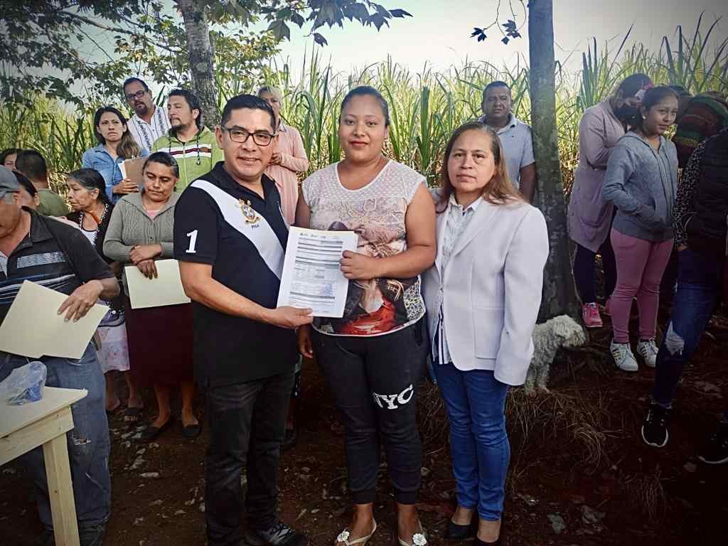 ENTREGA ALCALDE CÉDULAS CATASTRALES