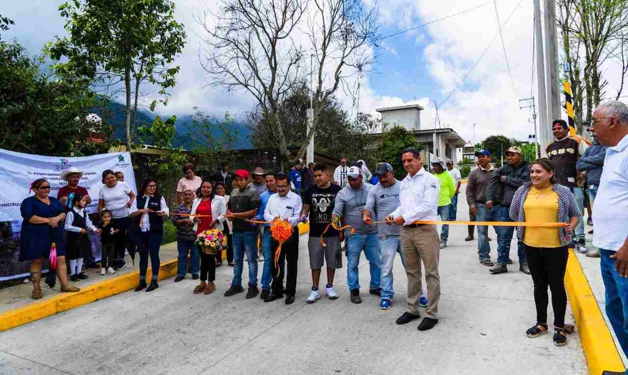ALCALDE DE COSCO INAUGURA OBRAS EN TOZONGO Y TLALTENGO