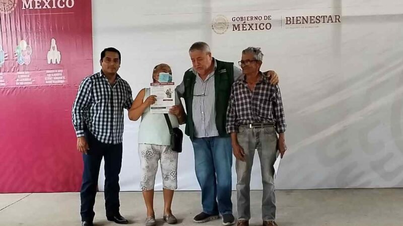 ALCALDE DE FORTIN ENTREGA TARJETAS INAPAM