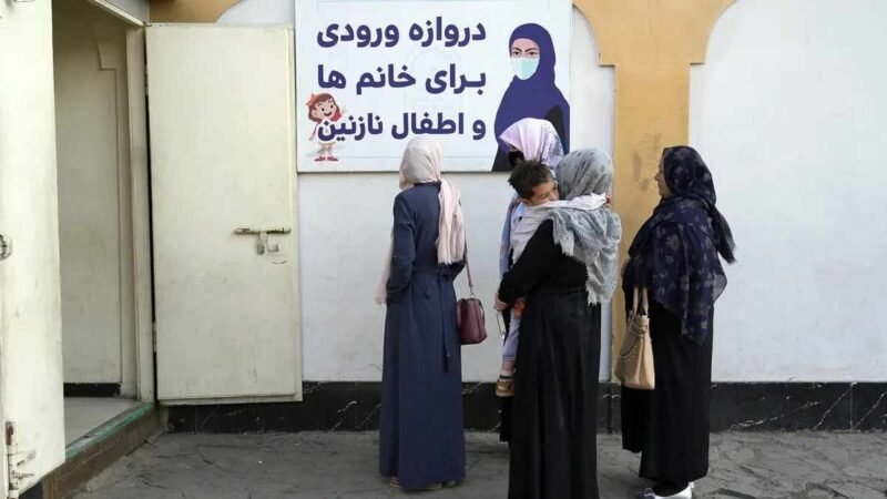 LOS TALIBANES PROHIBEN GIMNASIOS Y BAÑOS PÚBLICOS A LAS MUJERES EN AFGANISTÁN