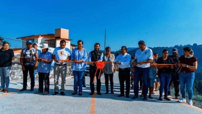 INAUGURA ALCALDE DE COSCO PAVIMENTACIÓN EN MAQUILIXHUATLA