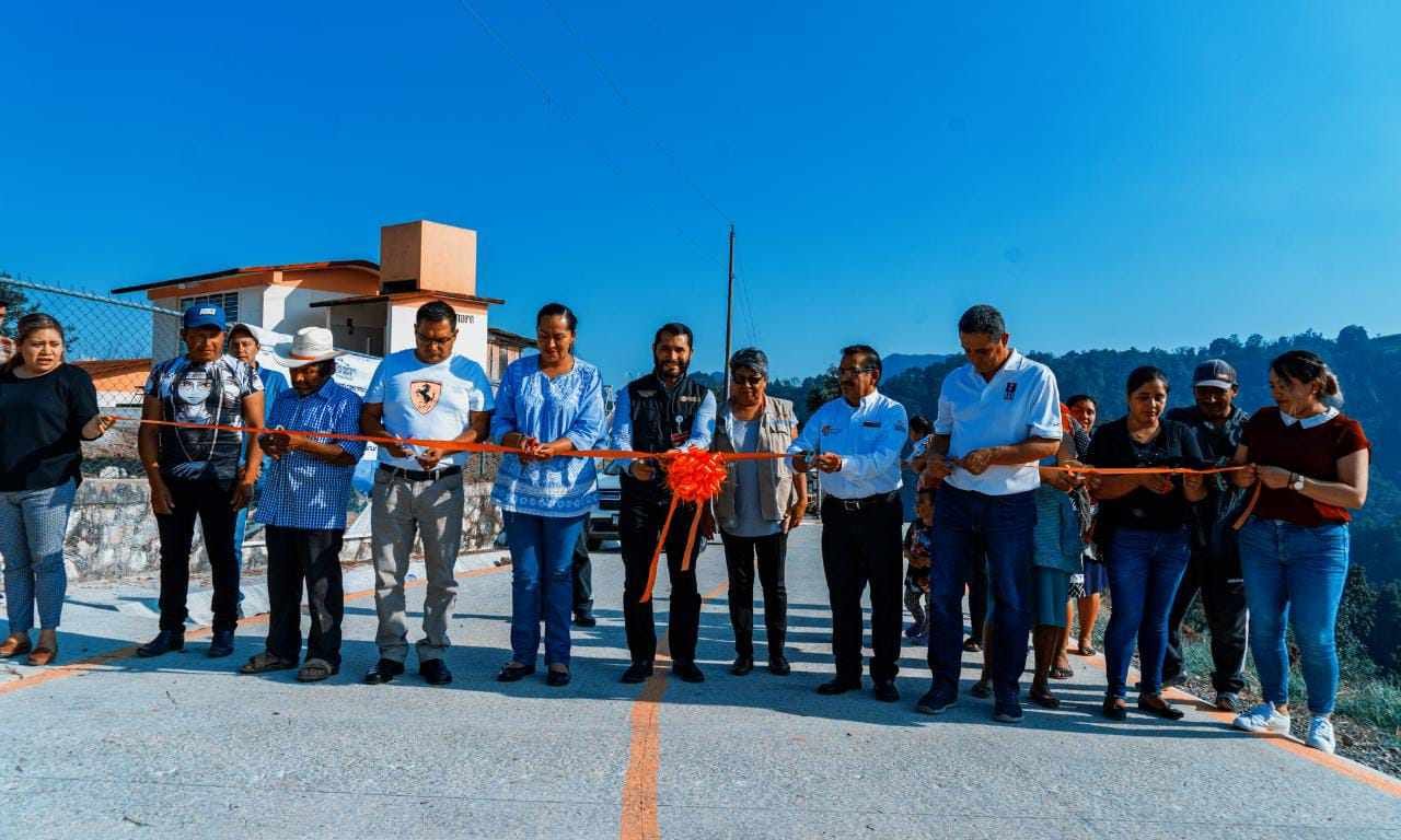 INAUGURA ALCALDE DE COSCO PAVIMENTACIÓN EN MAQUILIXHUATLA