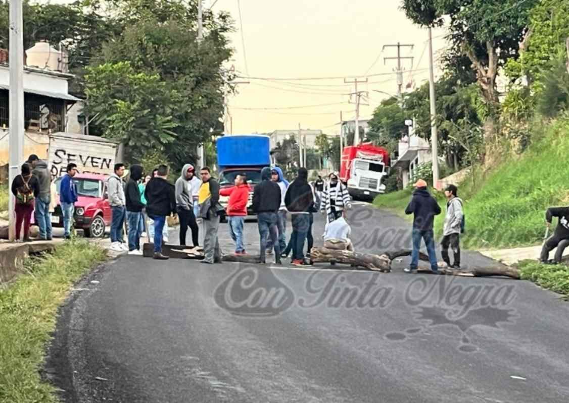 BLOQUEAN CARRETERA PARA EXIGIR PAVIMENTACIÓN DE CAMINO