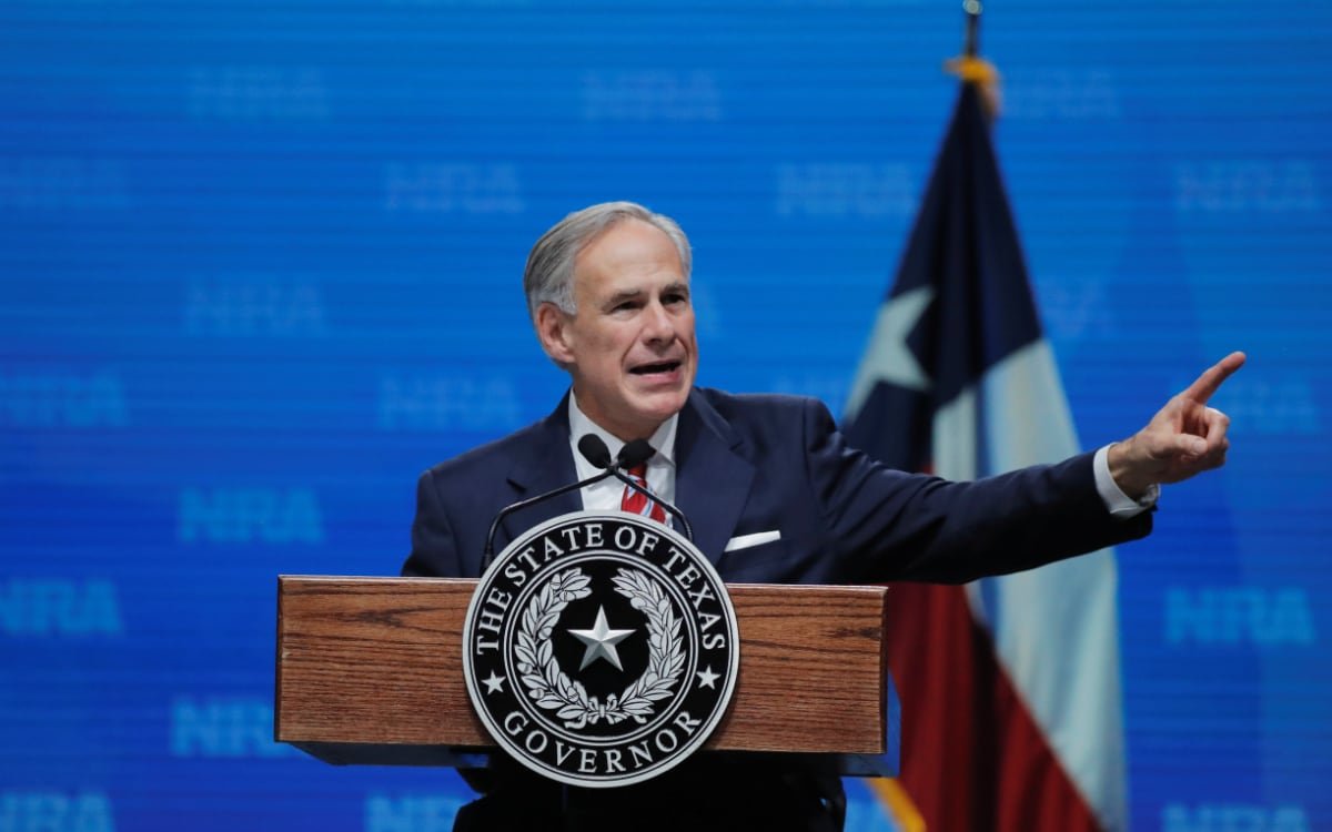 GREG ABBOTT CONSIDERA UNA “INVASIÓN” LA LLEGADA DE MIGRANTES A TEXAS