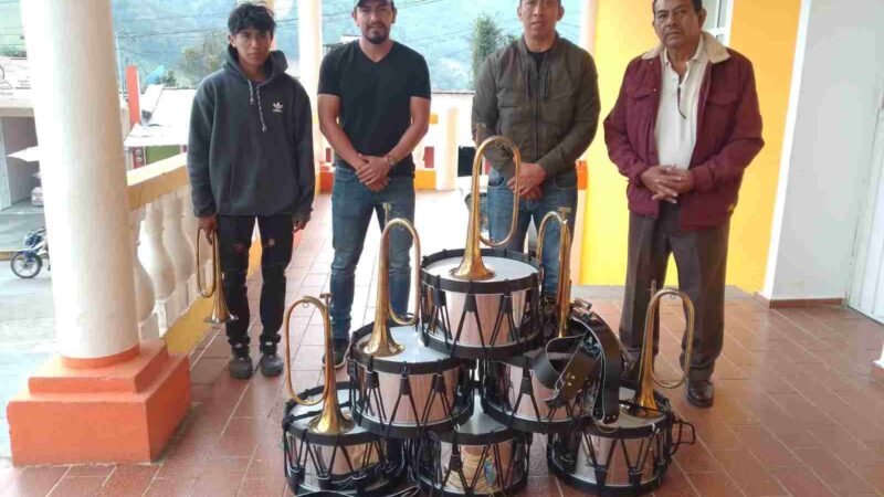 ALCALDE ENTREGA INSTRUMENTOS A BANDA DE GUERRA