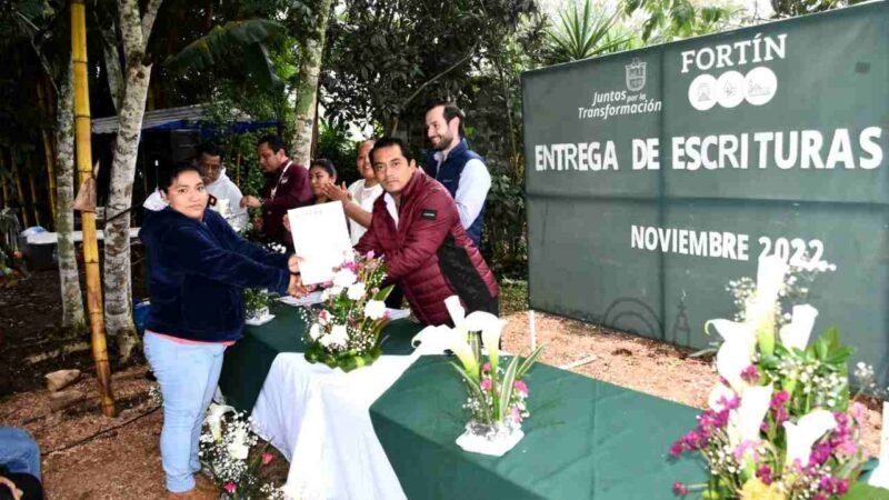 ENTREGA PRESIDENTE 57 ESCRITURAS A COLONIA MIGUEL ALEMÁN