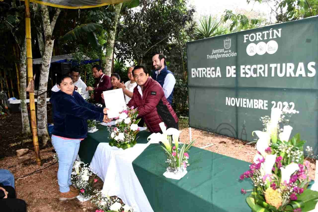 ENTREGA PRESIDENTE 57 ESCRITURAS A COLONIA MIGUEL ALEMÁN