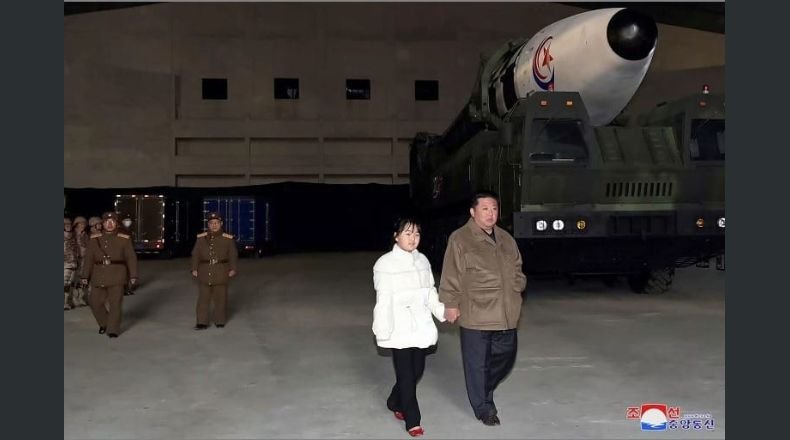 KIM JONG-UN MUESTRA POR PRIMERA VEZ EN PÚBLICO A SU HIJA EN PRUEBA DE MISIL