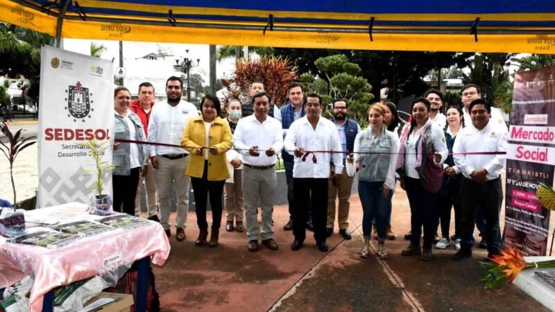 INSTALAN MERCADO SOCIAL EN EXPLANADA DEL PARQUE LÁZARO CÁRDENAS